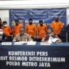 Polda Metro Jaya menghadirkan lima tersangka kasus penipuan bermodus kencan secara daring di Polda Metro Jaya, Jumat (27/11/2020). ANTARA/Fianda Sjofjan Rassat