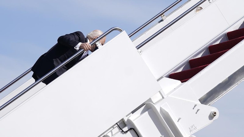 Joe Biden 'Baik-baik Saja' Setelah Tersandung Sekali, 2 Kali, 3 Kali di Tangga Air Force One