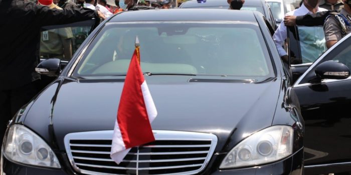 Keliling Brebes, Ganjar Pranowo Dampingi Jokowi Naik Mobil Kepresidenan RI 1