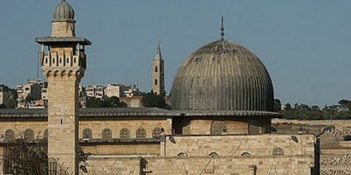 Redakan Ketegangan Selama Ramadhan: Israel Izinkan Warga Tepi Barat Sholat Masuk Masjid Al-Aqsa