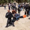 Pemukim Yahudi Kibarkan Bendera Zionis, Puluhan Warga Palestina Terluka Tertangkap Polisi Israel di Al Aqsa