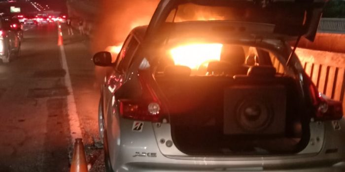 Mobil Terbakar di KM 48 Jalur One Way, Kepadatan hingga 7 Km di Tol Japek