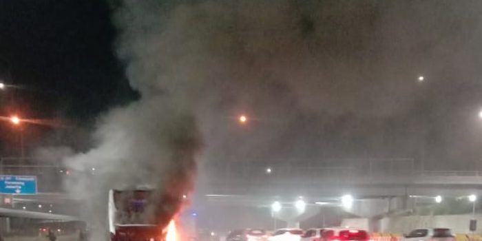 Kecelakaan Purbaleunyi di Gerbang Tol Kalihurip Utama I Arah Sadang, Bus Terbakar