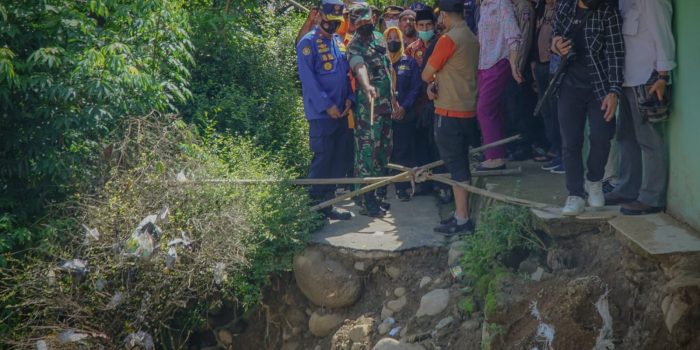 Prajurit Korem 063/SGJ Bantu Korban Bencana Banjir di Purwakarta
