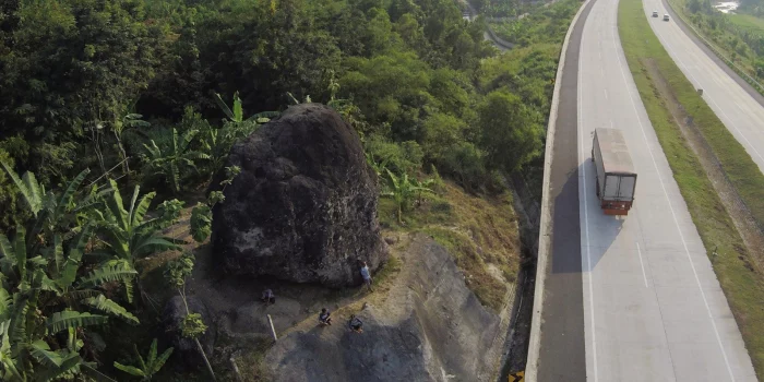 Batu Bleneng Tutup Mata Air Lahar di Tol Cipali KM 182