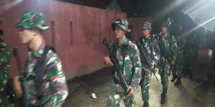 Pasukan TNI AD Bersenjata Lengkap Patroli Target Pelaku Tawuran dan Geng Motor di Cirebon