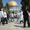 Peringatan 74 Tahun, Ratusan Pemukim Israel Kibarkan Bendera Zionis di Kompleks Al Aqsa