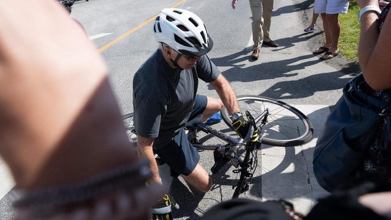 Joe Biden Terjatuh Saat Mengendarai Sepeda