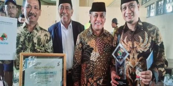 Dekopin Beri Penghargaan Tertinggi kepada KH Marsudi Syuhud Sebagai Tokoh Penggerak Koperasi Utama