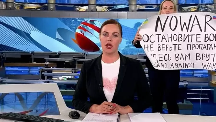 Rusia Tangkap Jurnalis TV yang Kecam Perang Moskow Terhadap Ukraina Saat Siaran Langsung Televisi