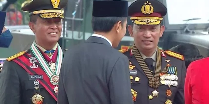 Penjelasan Kasetpres Soal Viral Video Jokowi Terlewat Bersalaman dengan Kapolri