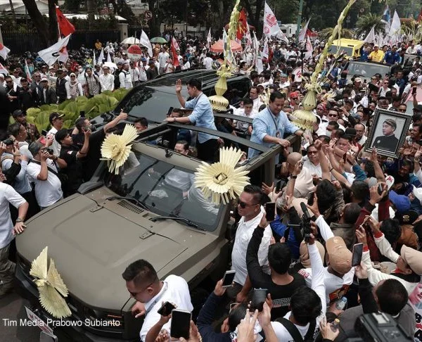 Prabowo-Gibran Naik Maung dan Ditemani Massa Pendukungnya Daftarkan Pencalonannya ke KPU