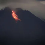 Gunung Merapi Muntahkan 16 Air Terjun Lava
