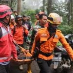 Tim penyelamat masih mencari 10 pendaki yang terjebak di Marapi