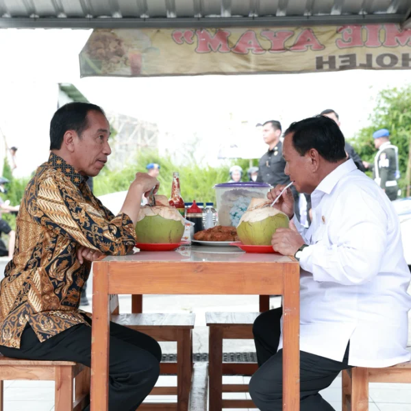 Usai Resmikan Gedung Graha Utama Akmil, Jokowi-Prabowo Makan Bakso di Magelang