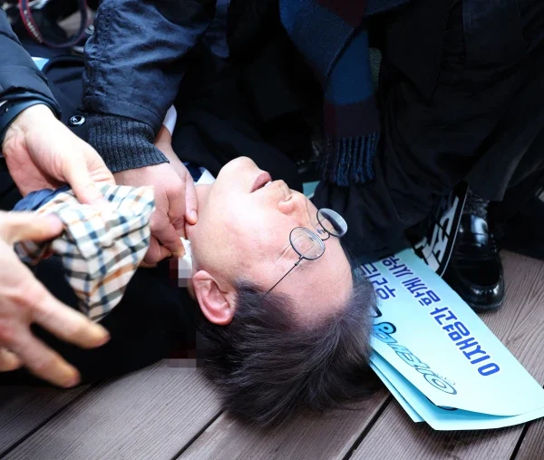 Mengerikan! Lee Jae-myung Pemimpin Oposisi Korea Selatan Ditikam Saat Jumpa Pers