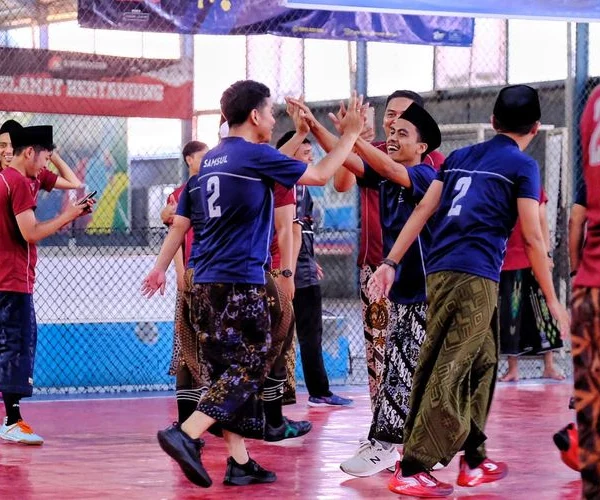 Lawatan di Cirebon Bertemu dengan Para Gus dan Ning, Gibran 'Fun Futsal Sarungan Bareng Samsul'
