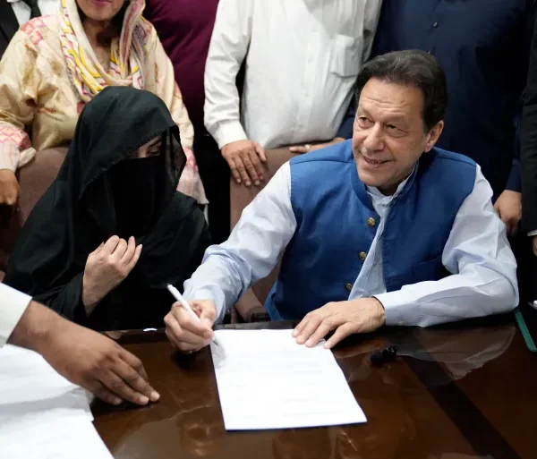 Sehari Usai Dijatuhi Hukuman 10 Tahun Soal Pembocoran Rahasia Negara, Mantan PM Pakistan Imran Khan dan Istrinya, Bushra Bibi, Dijatuhi 14 tahun dalam Kasus Penjualan Ilegal Hadiah