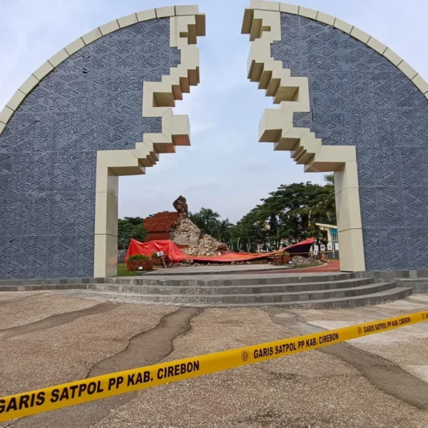 Ambruknya Gapura Sisa di Alun-alun Pataraksa Sumber, Ini Kata DLH Kabupaten Cirebon