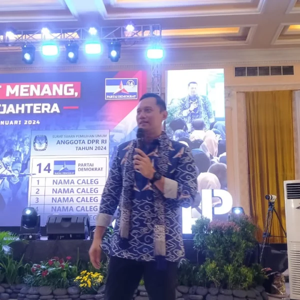 AHY Ketum Demokrat Temui Ribuan Masyarakat di Cirebon