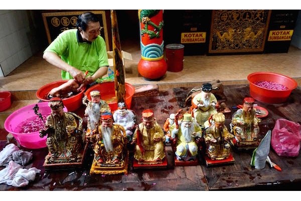 Jelang Imlek, Umat Konghucu Surabaya Lakukan Tradisi Sucikan Ratusan Rupang Dewa-Dewi di Kelenteng Hong San Ko Tee