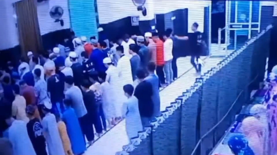 Beredar di Medsos Jemaah Salat Subuh di Masjid Nur Ilham Makassar Diancam Sajam