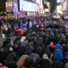 Umat Muslim di Amerika Serikat Salat Tarawih di Times Square New York