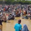 Kendaraan Milik Karyawan Pabrik Sepatu dan Sandal Terendam Banjir di Cirebon Timur