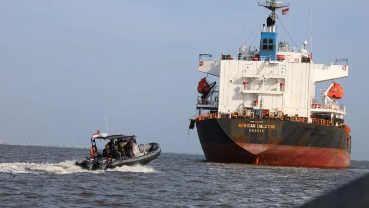 TNI AL Gagalkan Aksi Perompak di Atas Kapal Niaga Berbendera Bahamas MV African Halcyon di Selat Malaka