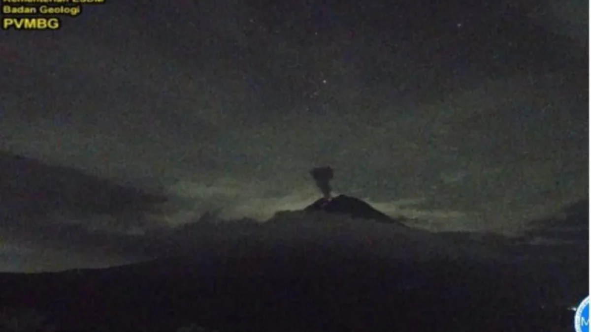 Gunung Semeru Erupsi Disertai Lontaran Material Vulkanik Setinggi 800 Meter