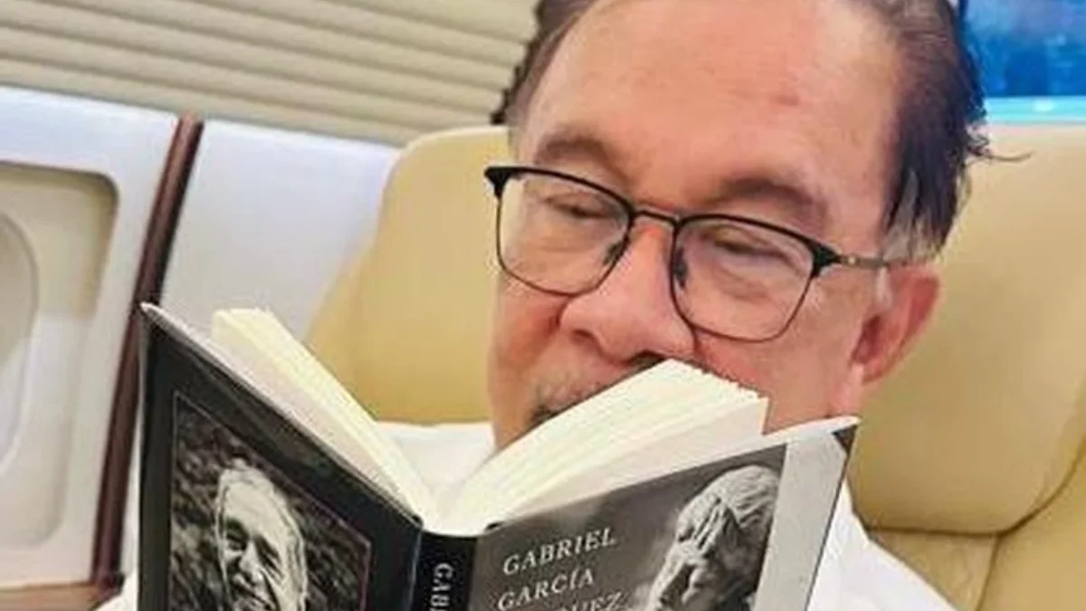 PM Malaysia Anwar Ibrahim Unggah Foto dan Ulasannya Saat Baca Novel Gabriel Garcia Marquez Berjudul Until August