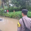 Sebuah mobil tercebur ke sungai di Klapanunggal, Kabupaten Bogor, Jawa Barat, karena sopirnya mengikuti pandua