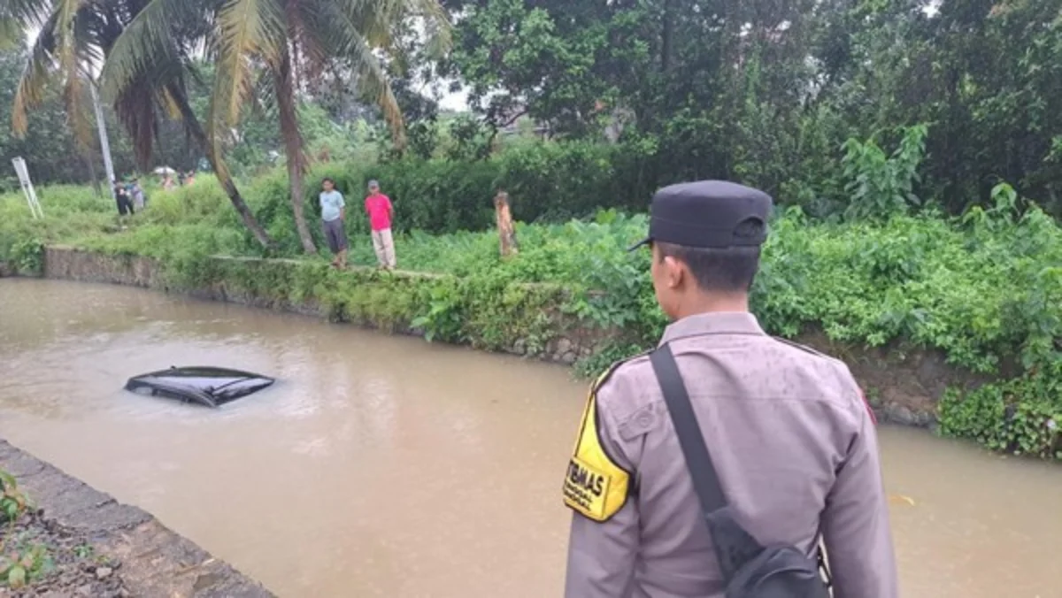 Sebuah mobil tercebur ke sungai di Klapanunggal, Kabupaten Bogor, Jawa Barat, karena sopirnya mengikuti pandua