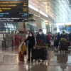 Nampak aktifitas calon penumpang pesawat di Terminal 3 Bandara Soekarno Hatta, Banten