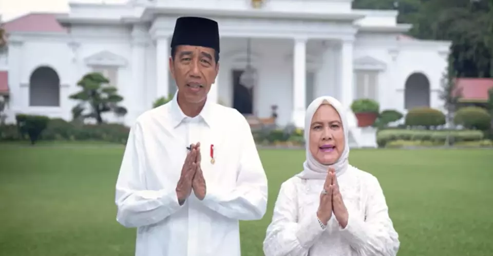 Presiden Joko Widodo atau Jokowi dan Ibu Negara Iriana Joko Widodo memberikan ucapan selamat kepada umat Isla