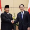 Menhan Prabowo Subianto dan Perdana Menteri Jepang Fumio Kishida berjabat tangan saat keduanya bertemu di Kant