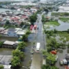 Banjir merendam Jalur Pantura Kaligawe Raya-Genuk, Semarang, Jawa Tengah, Jumat (15/3). Kawasan itu kembali di