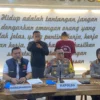 Kapolda Lampung Irjen Pol Helmy Santika (Tengah) saat memberikan keterangan kepada awak media. Mapolda Lampung