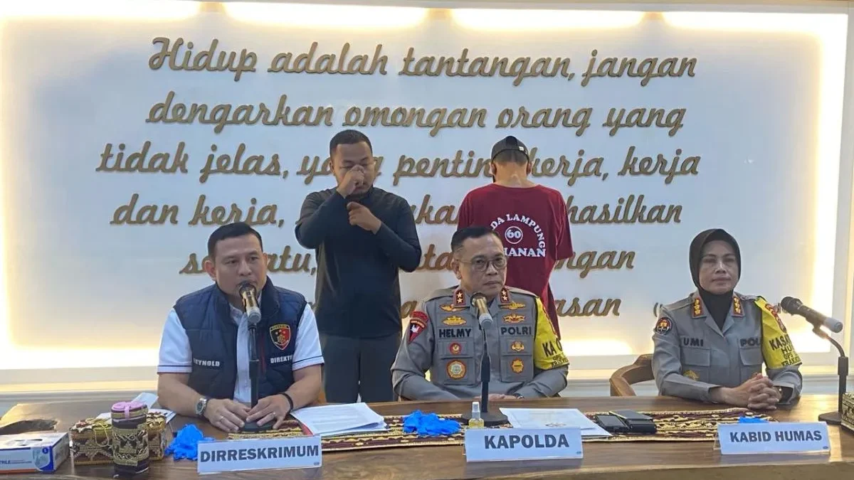 Kapolda Lampung Irjen Pol Helmy Santika (Tengah) saat memberikan keterangan kepada awak media. Mapolda Lampung
