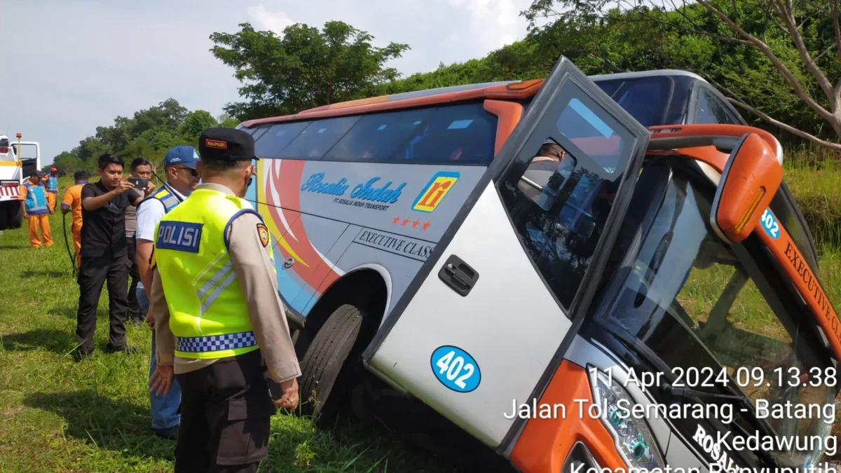 Kondisi bus PO Rosalia Indah yang kecelakaan di Tol Batang, Kamis (11/4/2024). (IST)