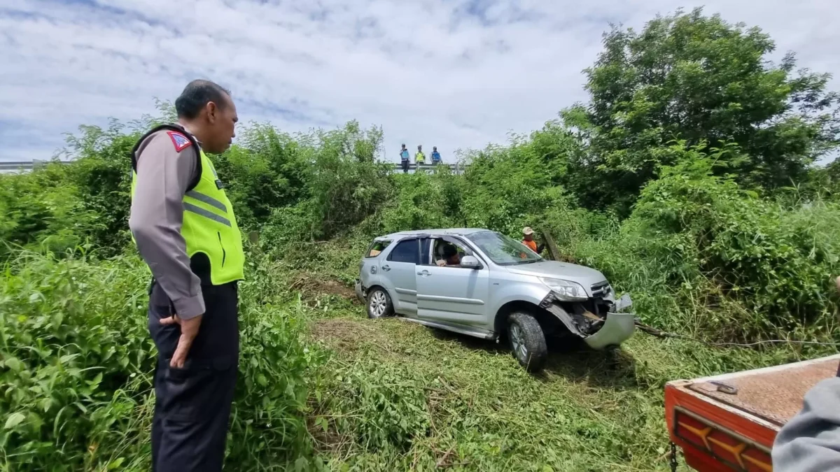 Mobil Daihatsu Terios nomor polisi B 1228 TZI menabrak guardrill tol Semarang-Solo, Desa Tanjungsari, Kecamata