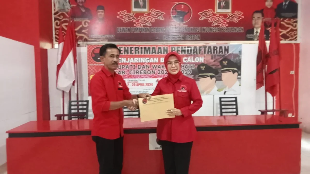 Hj Ayu Tjiptaningsih yang juga Wakil Bupati Cirebon saat mengambil formulir pendaftaran Calon Bupati Cirebon 2