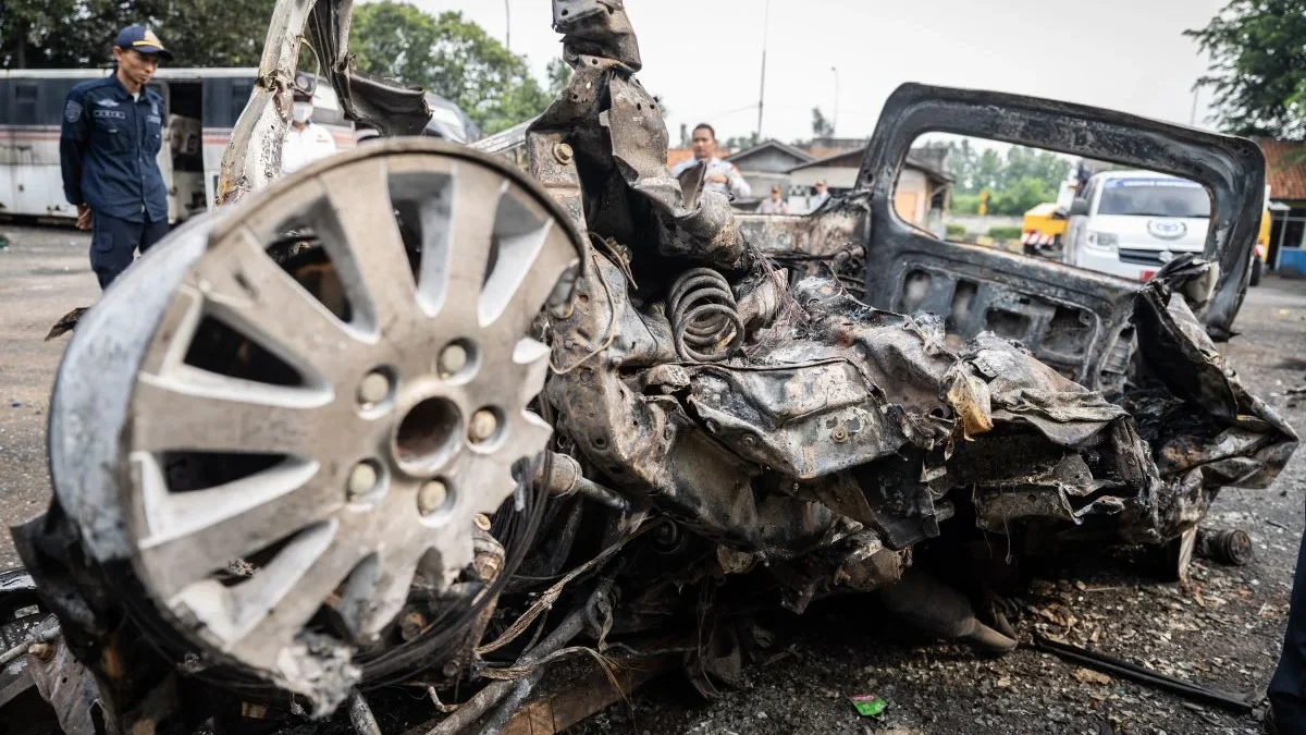 Bangkai mobil Gran Max yang terlibat kecelakaan maut di Tol Jakarta-Cikampek KM 58, Senin (8/4/2024)