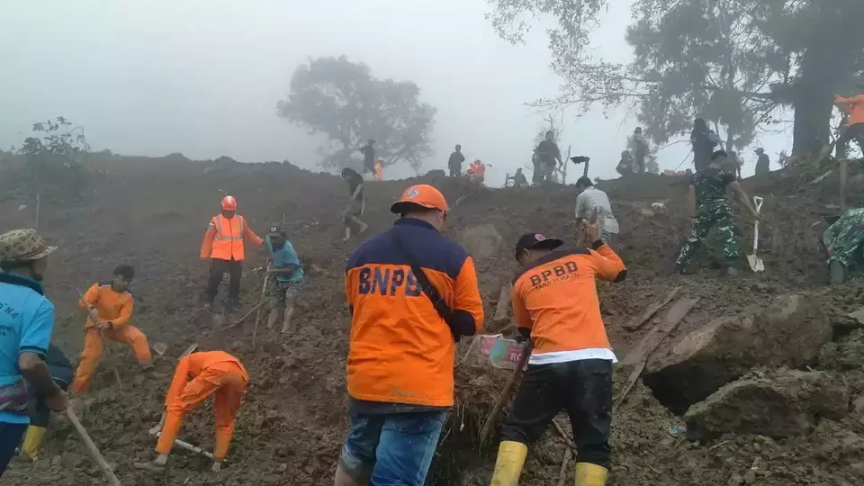 Tim SAR gabungan melakukan operasi pencarian dan pertolongan korban terdampak bencana tanah longsor di Tana To