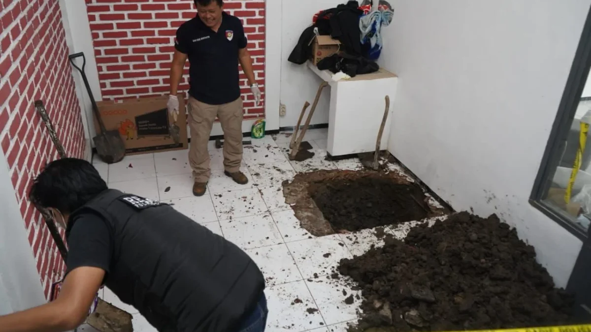 Penampakan lubang tempat mayat Didi Hartono dikubur di dapur rumahnya, Kompleks Bumi Citra Indah 2, RT 6/13, D