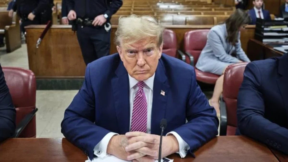 Mantan Presiden Donald Trump duduk di Pengadilan Kriminal Manhattan di New York City, pada hari Jumat.Curtis M