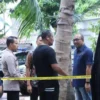 Brigadir RAT ditemukan meninggal dengan luka tembak di dalam mobil di halaman rumah kawasan Mampang, Jakarta S