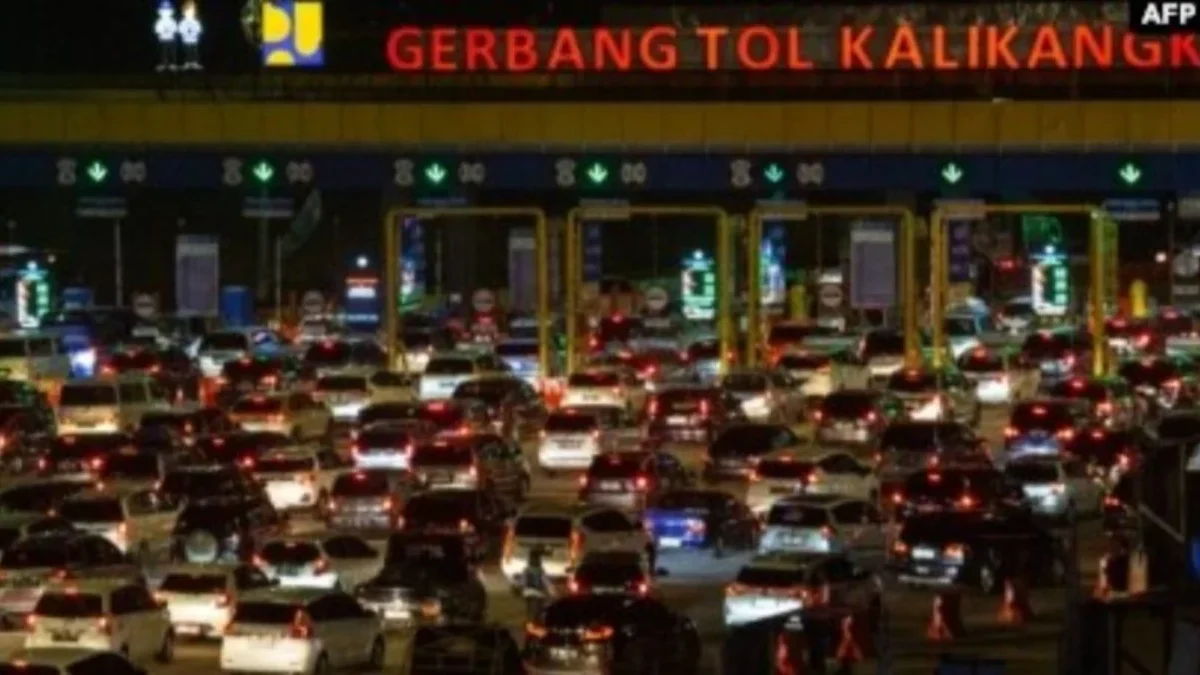 Kemacetan lalu lintas di gerbang tol Kalikangkung saat masyarakat kembali ke kampung halaman menjelang Idul Fi