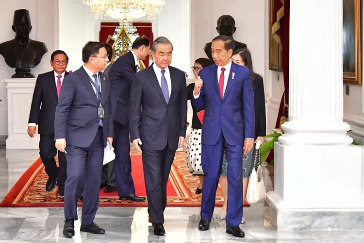 Presiden Jokowi saat menerima kunjungan kehormatan Menteri Luar Negeri Republik Rakyat Tiongkok (RRT) Wang Yi
