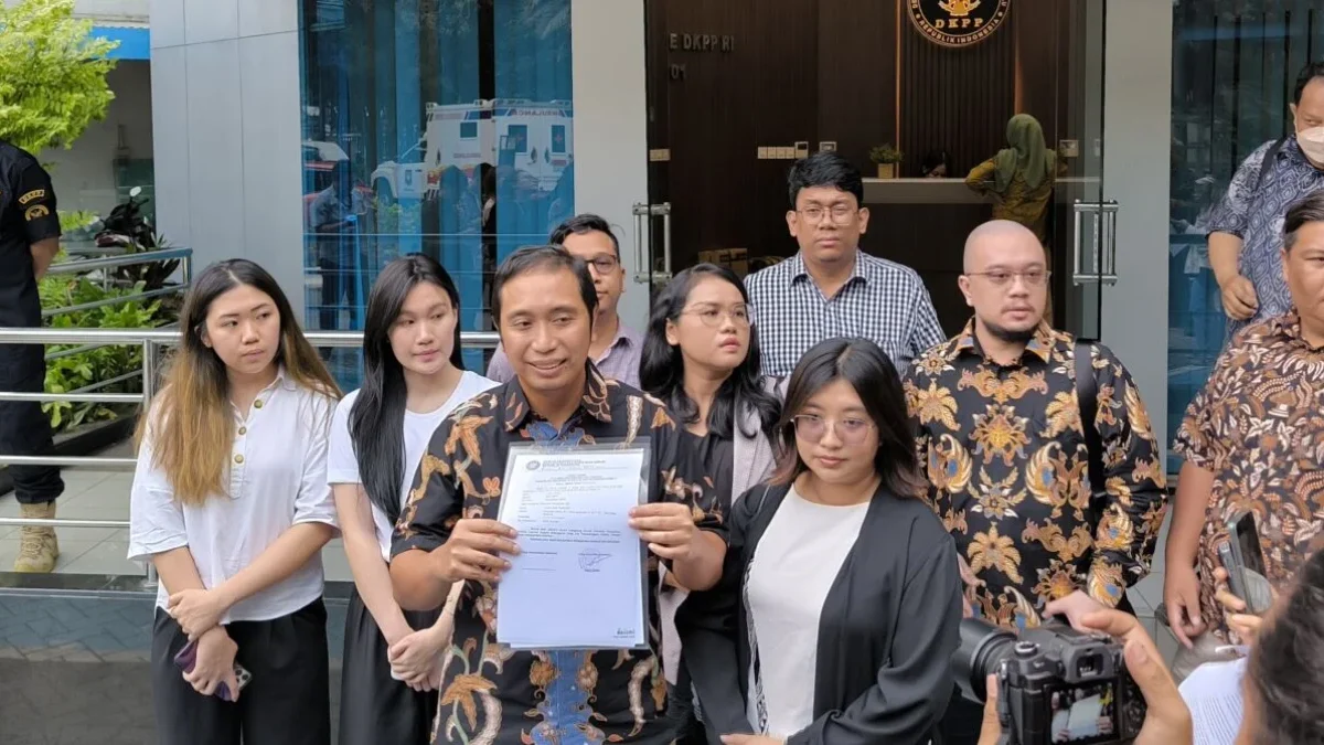 Kuasa hukum korban Aristo dan Maria saat menunjukkan bukti pengaduan kepada awak media di Kantor DKPP, Jakarta
